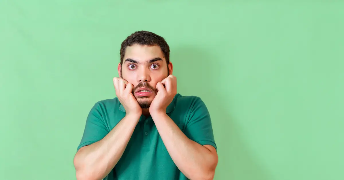 Ihminen tuskastuneena miettimässä, mitä lyhenteet tarkoittavat.