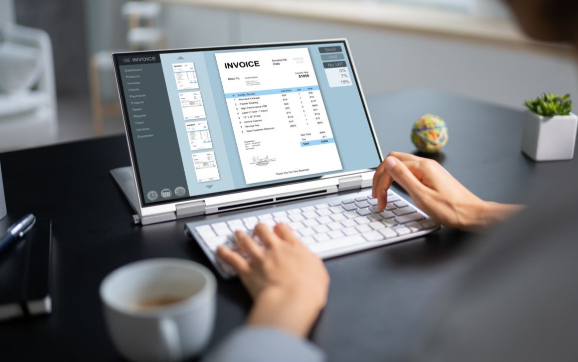 Kuva tietokoneen näytöstä. Henkilö on luomassa laskua tietokoneella.